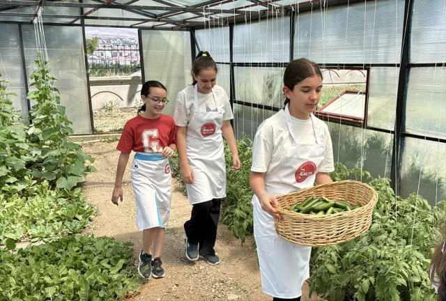 Kırşehirli Öğrenciler Gastronomi Serasında Turşu Yapmayı Deniyor