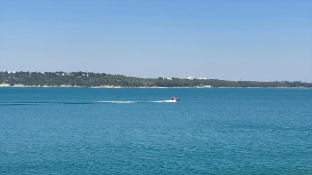 Adana'da Baraj Gölüne Düşen Uçağın Enkazı Çıkarıldı