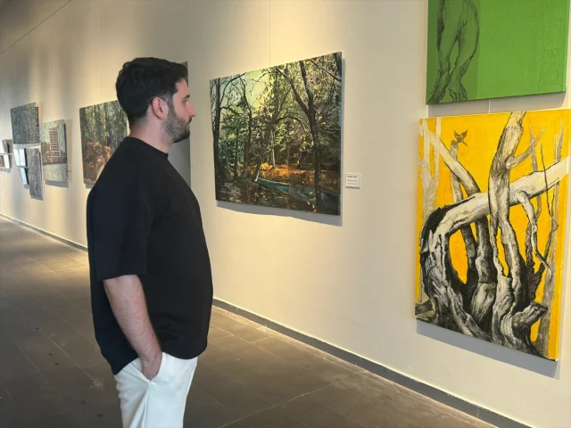 Kaotik Kentin Gölgesindeki Derin Manzaralar AKM Galeri'de Buluştu