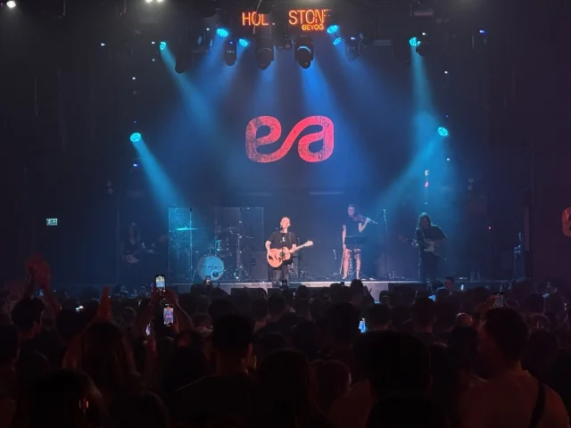 Emre Aydın'ın Yeni Şarkısı Beyoğlu Sahnesinde Hayranlarıyla...