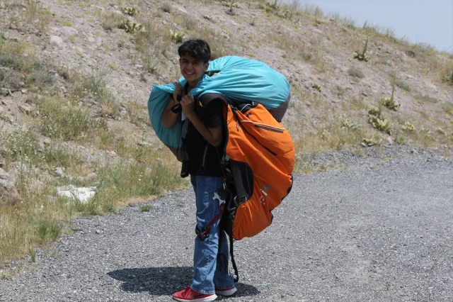 Genç Yetenek Bedirhan Tosun: Yamaç Paraşütüyle Gökyüzünde Ba...