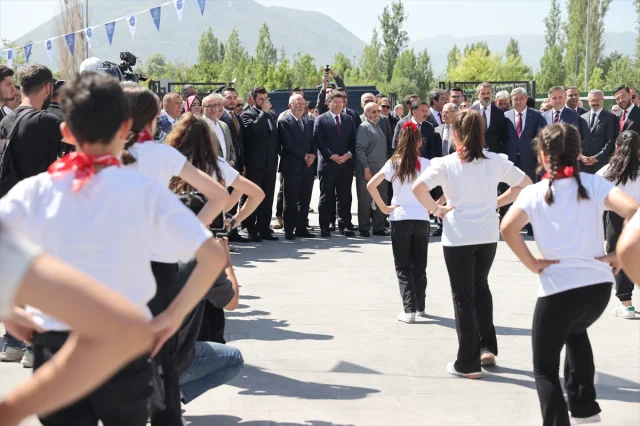 Kayseri'de Karne Günü Coşkusu: Adalet Bakanı Tunç Öğrencilerle Buluştu