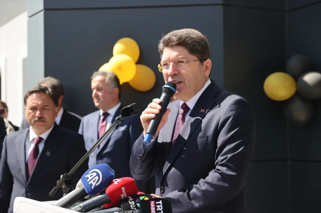 Kayseri'de Karne Günü Coşkusu: Adalet Bakanı Tunç Öğrencilerle Buluştu