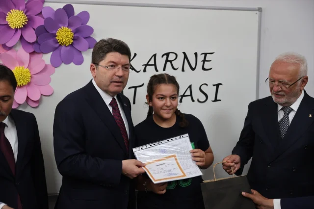 Kayseri'de Karne Günü Coşkusu: Adalet Bakanı Tunç Öğrencilerle Buluştu