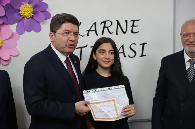 Kayseri'de Karne Günü Coşkusu: Adalet Bakanı Tunç Öğrencilerle Buluştu