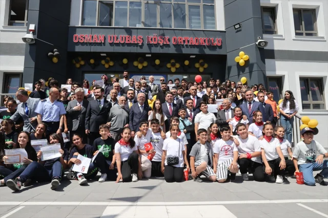 Kayseri'de Karne Günü Coşkusu: Adalet Bakanı Tunç Öğrencilerle Buluştu