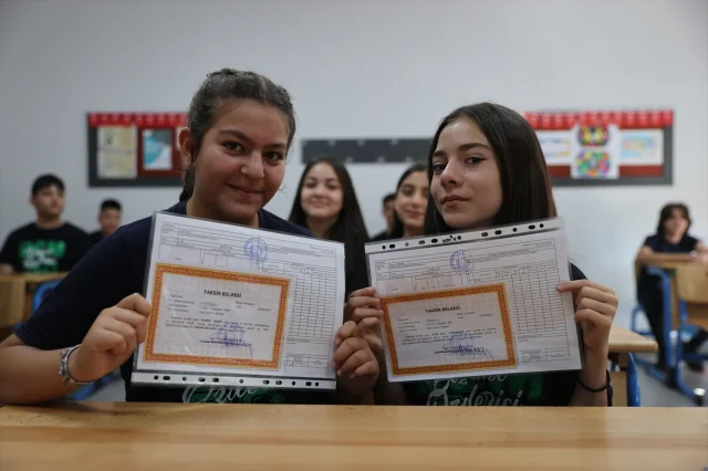 Kayseri'de Karne Günü Coşkusu: Adalet Bakanı Tunç Öğrencilerle Buluştu