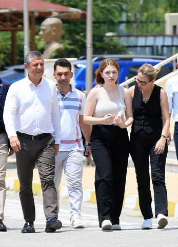 CHP Lideri Özel, Elektrik Kazasında Vefat Eden Başkan Zeyrek’in Kızını Sınava Götürdü