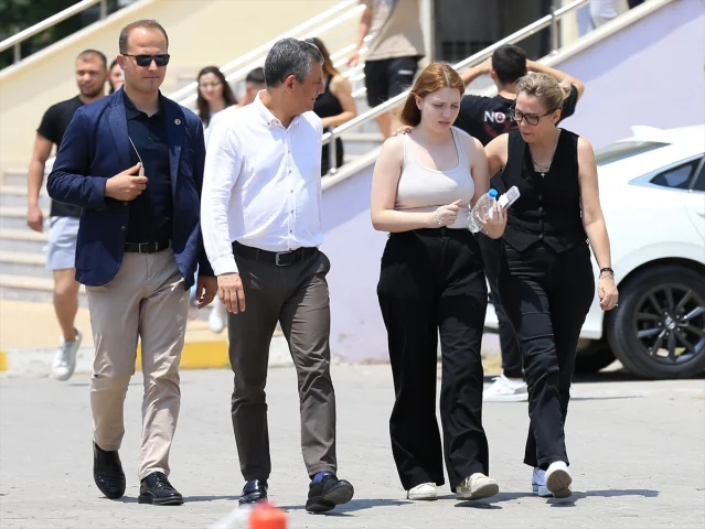CHP Lideri Özel, Elektrik Kazasında Vefat Eden Başkan Zeyrek’in Kızını Sınava Götürdü