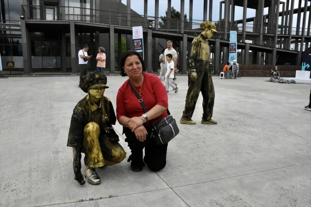 Samsun'da Canlı Heykel Performansları Büyük İlgi Görüyor