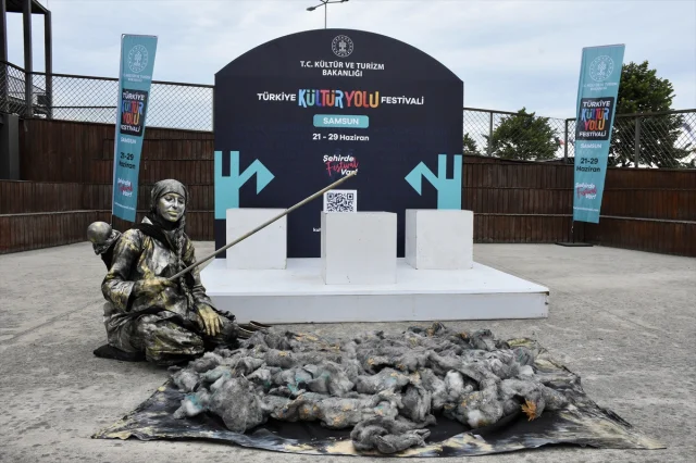 Samsun'da Canlı Heykel Performansları Büyük İlgi Görüyor