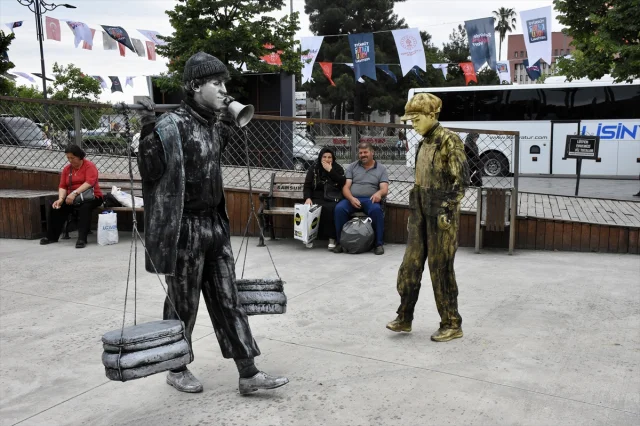 Samsun'da Canlı Heykel Performansları Büyük İlgi Görüyor