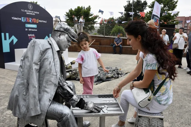 Samsun'da Canlı Heykel Performansları Büyük İlgi Görüyor