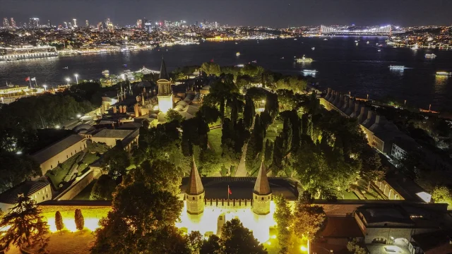 Topkapı Sarayı Gece Turlarıyla Tarihin Işıltısını Yaşatıyor