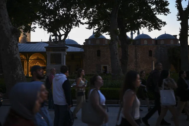 Topkapı Sarayı Gece Turlarıyla Tarihin Işıltısını Yaşatıyor