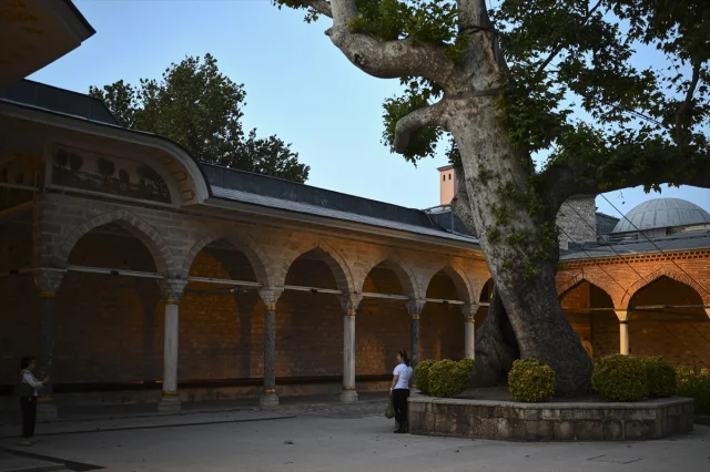 Topkapı Sarayı Gece Turlarıyla Tarihin Işıltısını Yaşatıyor