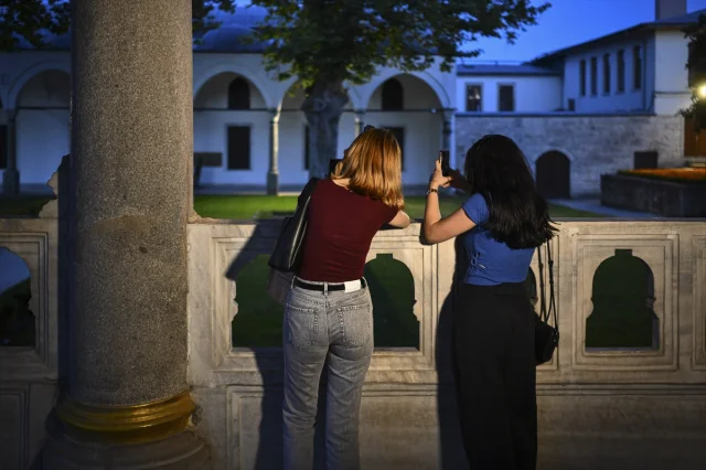 Topkapı Sarayı Gece Turlarıyla Tarihin Işıltısını Yaşatıyor