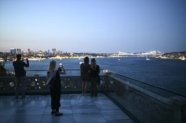 Topkapı Sarayı Gece Turlarıyla Tarihin Işıltısını Yaşatıyor