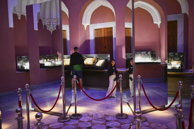 Topkapı Sarayı Gece Turlarıyla Tarihin Işıltısını Yaşatıyor