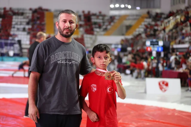 Centilmence Davranışla Dikkat Çeken Güreşçiye Ödül