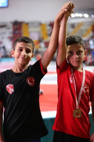 Centilmence Davranışla Dikkat Çeken Güreşçiye Ödül