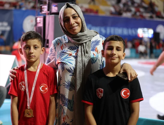 Centilmence Davranışla Dikkat Çeken Güreşçiye Ödül