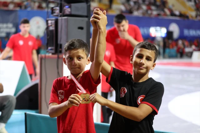 Centilmence Davranışla Dikkat Çeken Güreşçiye Ödül