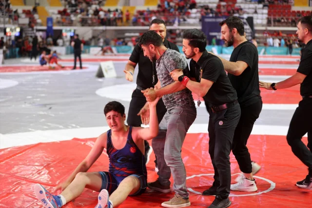Sivas'ta Minik Güreşçilerin Şampiyona Başarısı