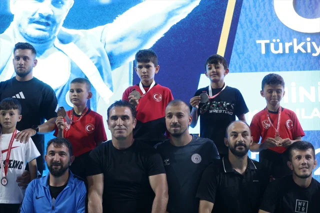 Sivas'ta Minik Güreşçilerin Şampiyona Başarısı