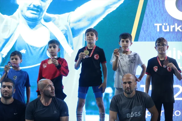 Sivas'ta Minik Güreşçilerin Şampiyona Başarısı