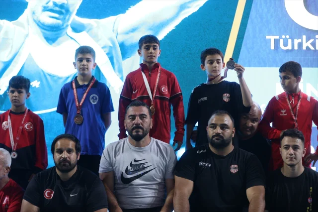 Sivas'ta Minik Güreşçilerin Şampiyona Başarısı