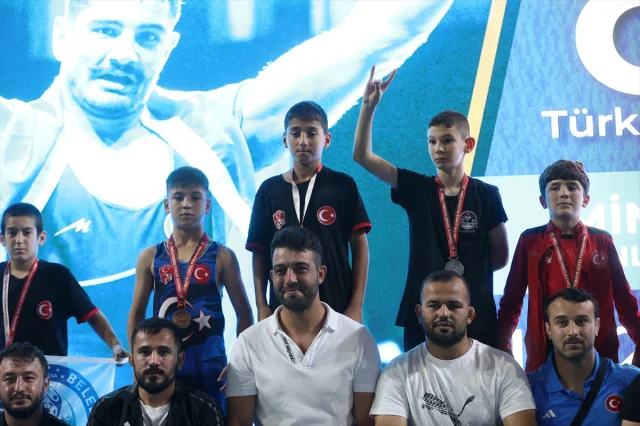Sivas'ta Minik Güreşçilerin Şampiyona Başarısı
