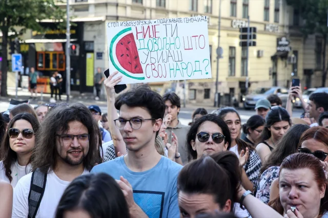 Belgrad'da İsrail'e Silah Yardımı Protestosu Büyüyor