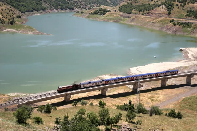 Muş'ta Doğayla Buluşma Yürüyüşü: Vali ve Doğaseverler Adım Attı
