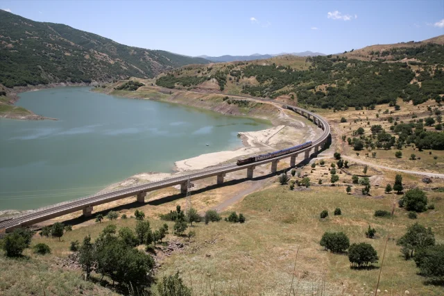 Muş'ta Doğayla Buluşma Yürüyüşü: Vali ve Doğaseverler Adım Attı