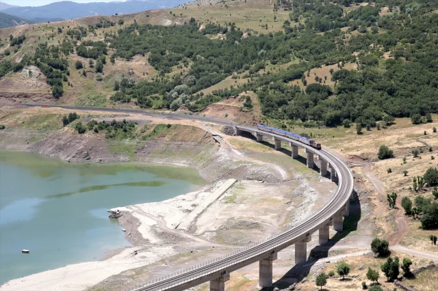 Muş'ta Doğayla Buluşma Yürüyüşü: Vali ve Doğaseverler Adım Attı