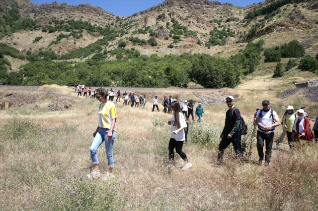 Muş'ta Doğayla Buluşma Yürüyüşü: Vali ve Doğaseverler Adım Attı
