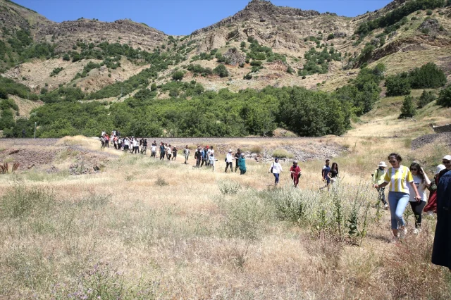 Muş'ta Doğayla Buluşma Yürüyüşü: Vali ve Doğaseverler Adım Attı