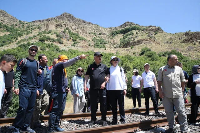 Muş'ta Doğayla Buluşma Yürüyüşü: Vali ve Doğaseverler Adım Attı