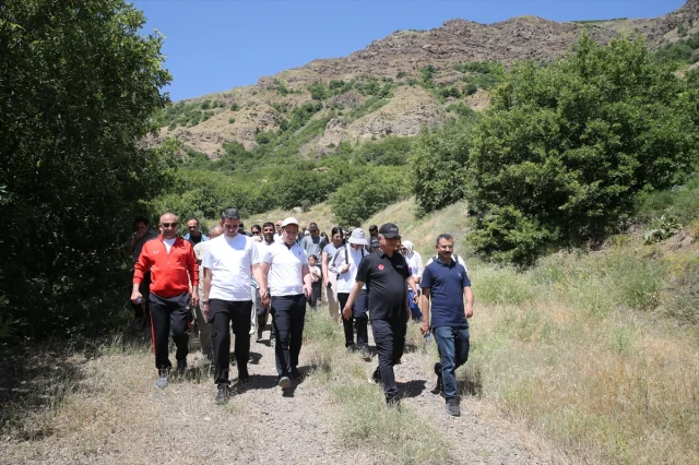 Muş'ta Doğayla Buluşma Yürüyüşü: Vali ve Doğaseverler Adım Attı