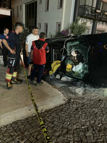 Balıkesir Ayvalık'ta Trafik Kazası: Otomobil Duvara Çarptı, Bir Kişi Yaşamını Yitirdi