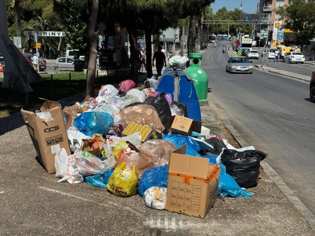 İzmir Buca'da Çöp Krizi Büyüyor İşçilerin Grevi Şehri Felç Etti