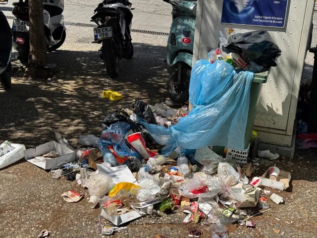 İzmir Buca'da Çöp Krizi Büyüyor İşçilerin Grevi Şehri Felç Etti