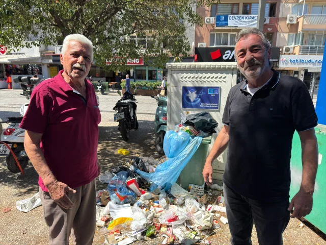 İzmir Buca'da Çöp Krizi Büyüyor İşçilerin Grevi Şehri Felç Etti
