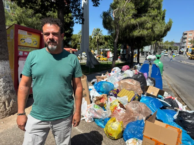 İzmir Buca'da Çöp Krizi Büyüyor İşçilerin Grevi Şehri Felç Etti