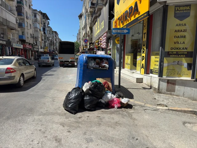 İzmir Buca'da Çöp Krizi Büyüyor İşçilerin Grevi Şehri Felç Etti