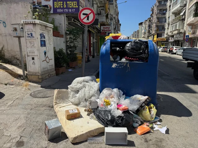 İzmir Buca'da Çöp Krizi Büyüyor İşçilerin Grevi Şehri Felç Etti
