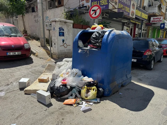 İzmir Buca'da Çöp Krizi Büyüyor İşçilerin Grevi Şehri Felç Etti