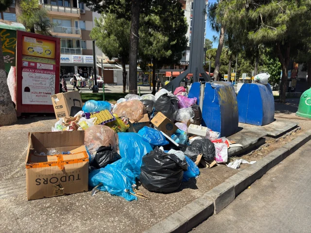 İzmir Buca'da Çöp Krizi Büyüyor İşçilerin Grevi Şehri Felç Etti
