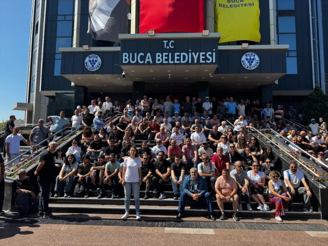 İzmir Buca'da Çöp Krizi Büyüyor İşçilerin Grevi Şehri Felç Etti